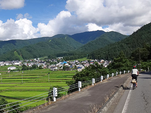 野沢温泉の田んぼと集落