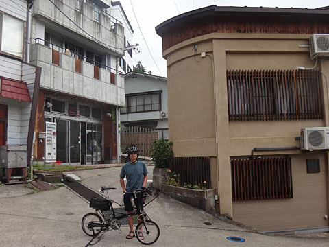 コーナーハウスを出発