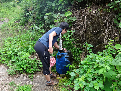 冷たい水に手を浸す