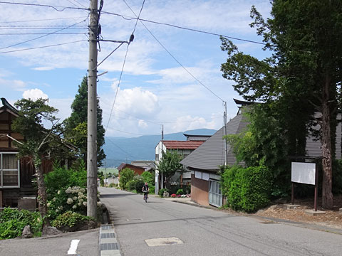 古民家が続く道を上る