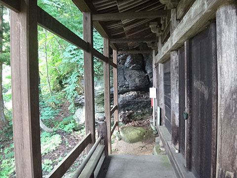 西の入口を上がる