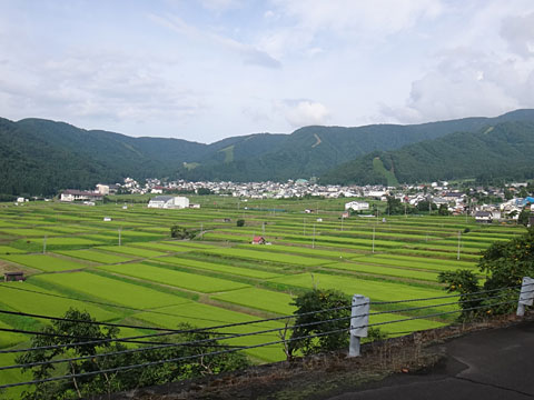 田んぼの向こうに野沢温泉