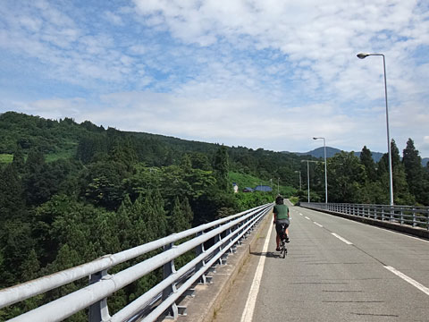 なべくら大橋を渡る