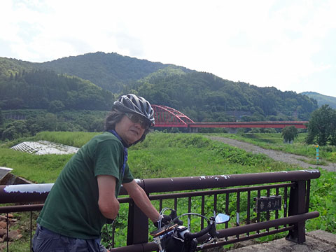 赤い橋が見えた