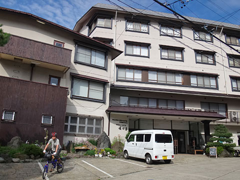 嶋田屋前を出発