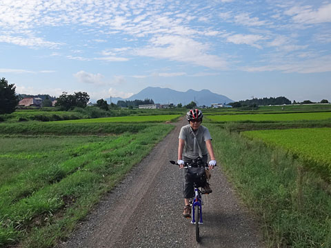 田んぼの中のダートを行く