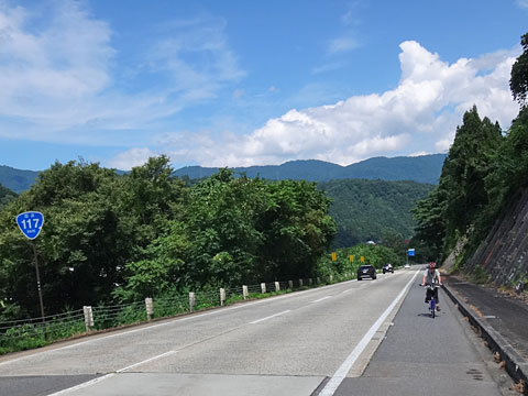 国道117号を走る