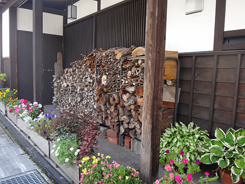 薪が積まれている