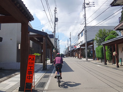 雁木の連なる通りを走る