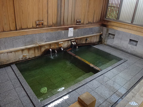 熊の手洗湯の内部