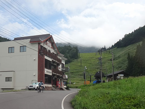 スキー場の前を進む