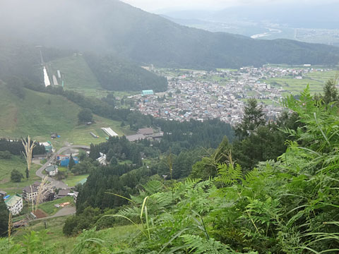 まちとスキー場を見下ろす