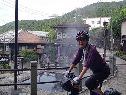 麻釜の前のサリーナ