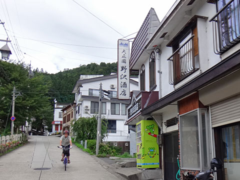 宿の前の坂道を下る