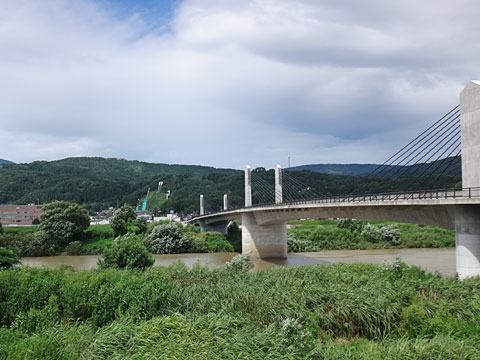 中央橋と飯山シャンツェ