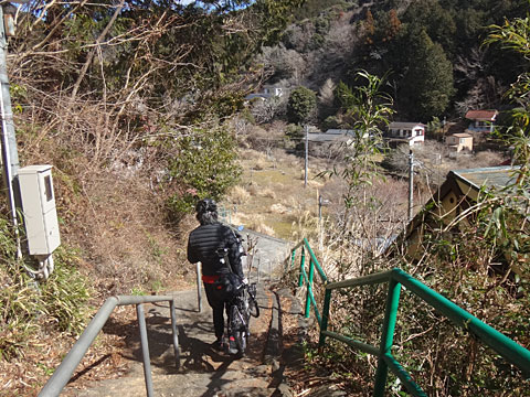 駅から階段を下る