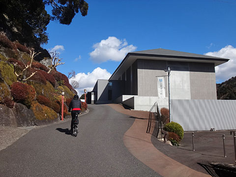 上原美術館に到着