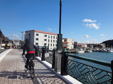 みなと橋を渡るサイダー