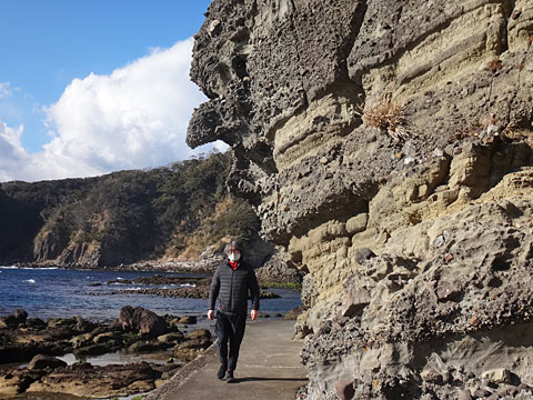海沿いの歩道を進む