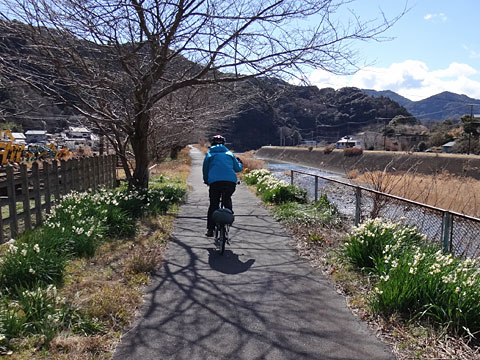 線路脇の小道を出発
