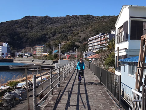海沿いの遊歩道を進む