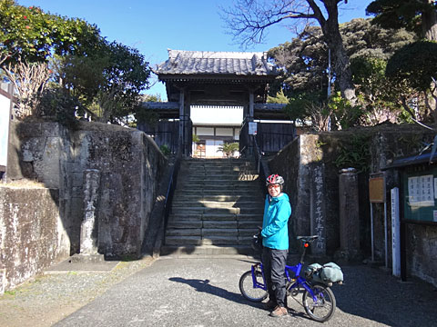 玉泉寺の山門前