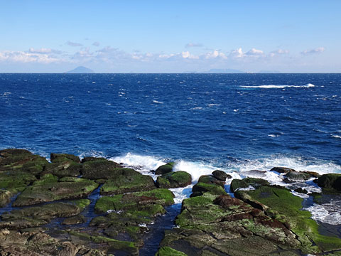 海の向こうに島影