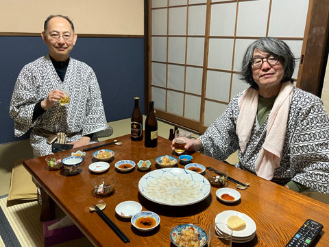 お刺身を前に食べるぞ～の２人