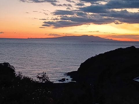 朝焼けと大島