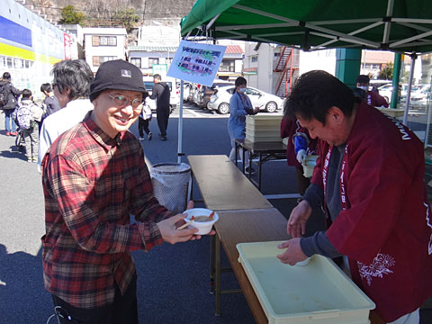 伊勢海老みそ汁を受け取るシュンシュン