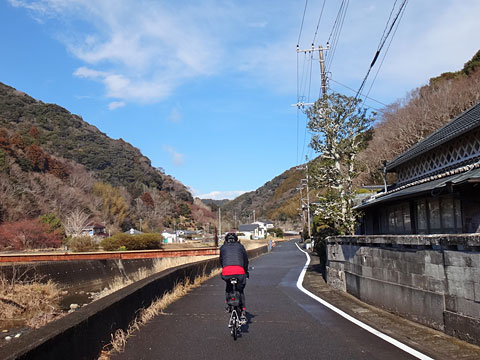 一条川沿いを行く