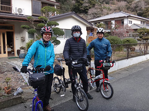 いすゞはま荘の前