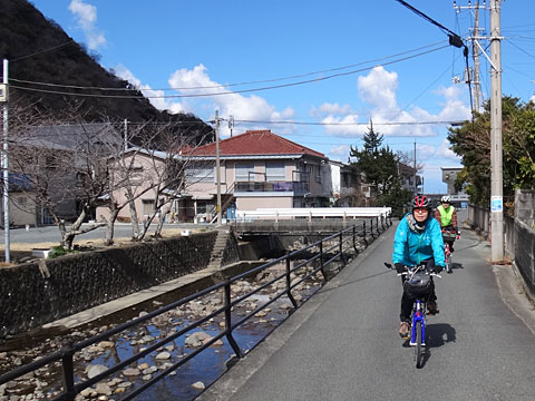 山道川に沿って走る