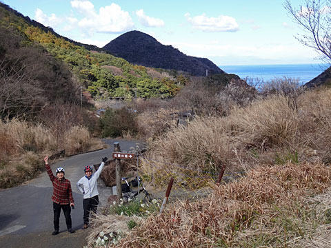 背後に海が見えた
