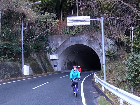 八声トンネルを抜ける