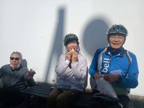 ゆでまんじゅうを頬張る面々