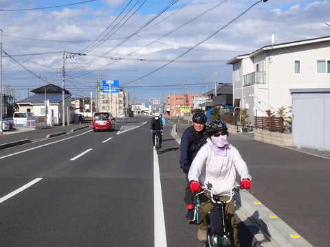 間々田のまちを行く