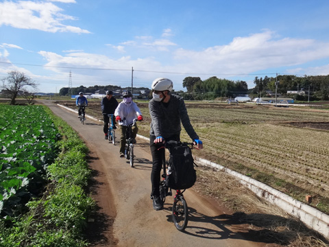 畑の作物を眺めながら走るユッキー