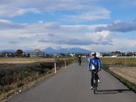 男体山をうしろに走る