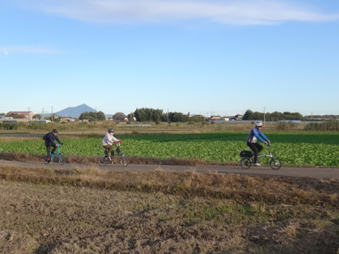 筑波山を横に畑の中を行く面々
