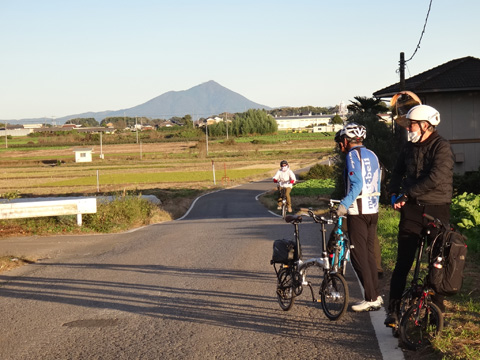 強風の中、坂を上るベネデッタ