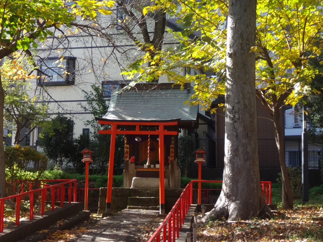 大塚公園の小さな稲荷社