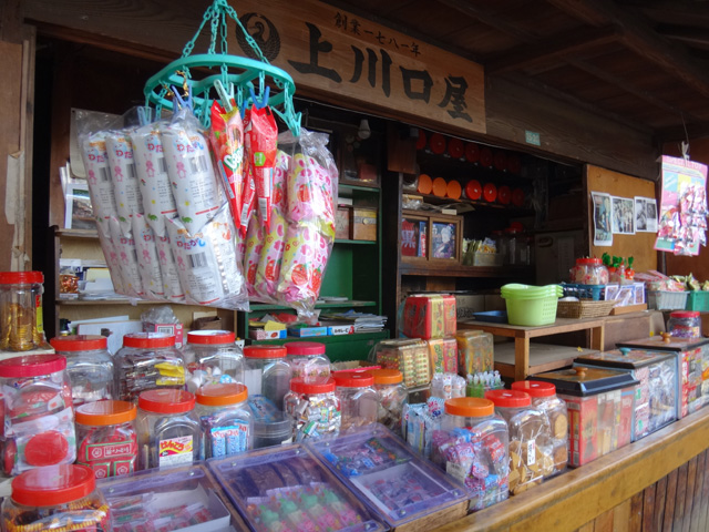 駄菓子屋の店先