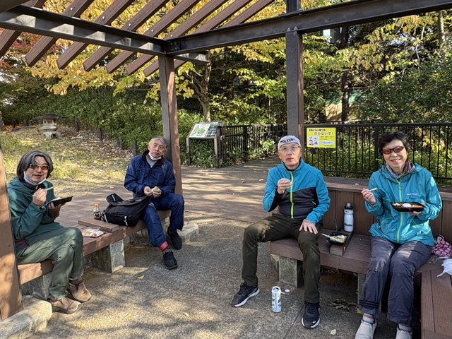 おとめ山公園で弁当を広げるの図