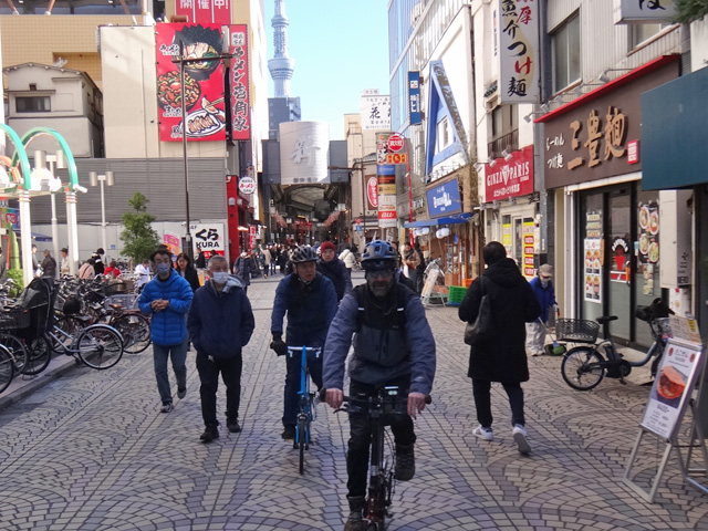 新仲見世から矢先稲荷神社へ