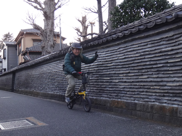 観音寺の築地壁とルビオ