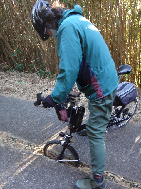 溝にハマった前輪