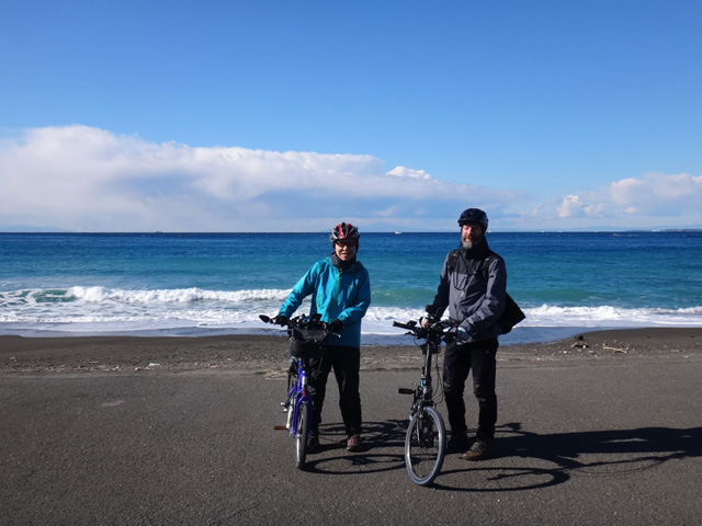 保田中央海岸に立つサリーナとコテッチャン