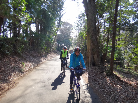 権現山へ向かうサリーナとシュンシュン