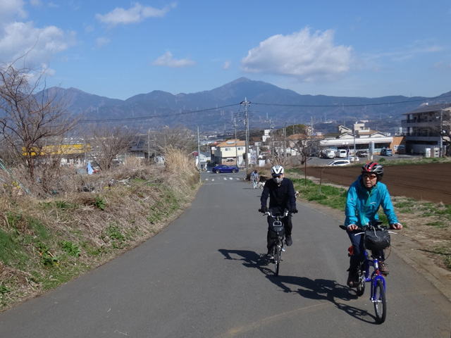 大山をうしろに渋沢丘陵へ上る